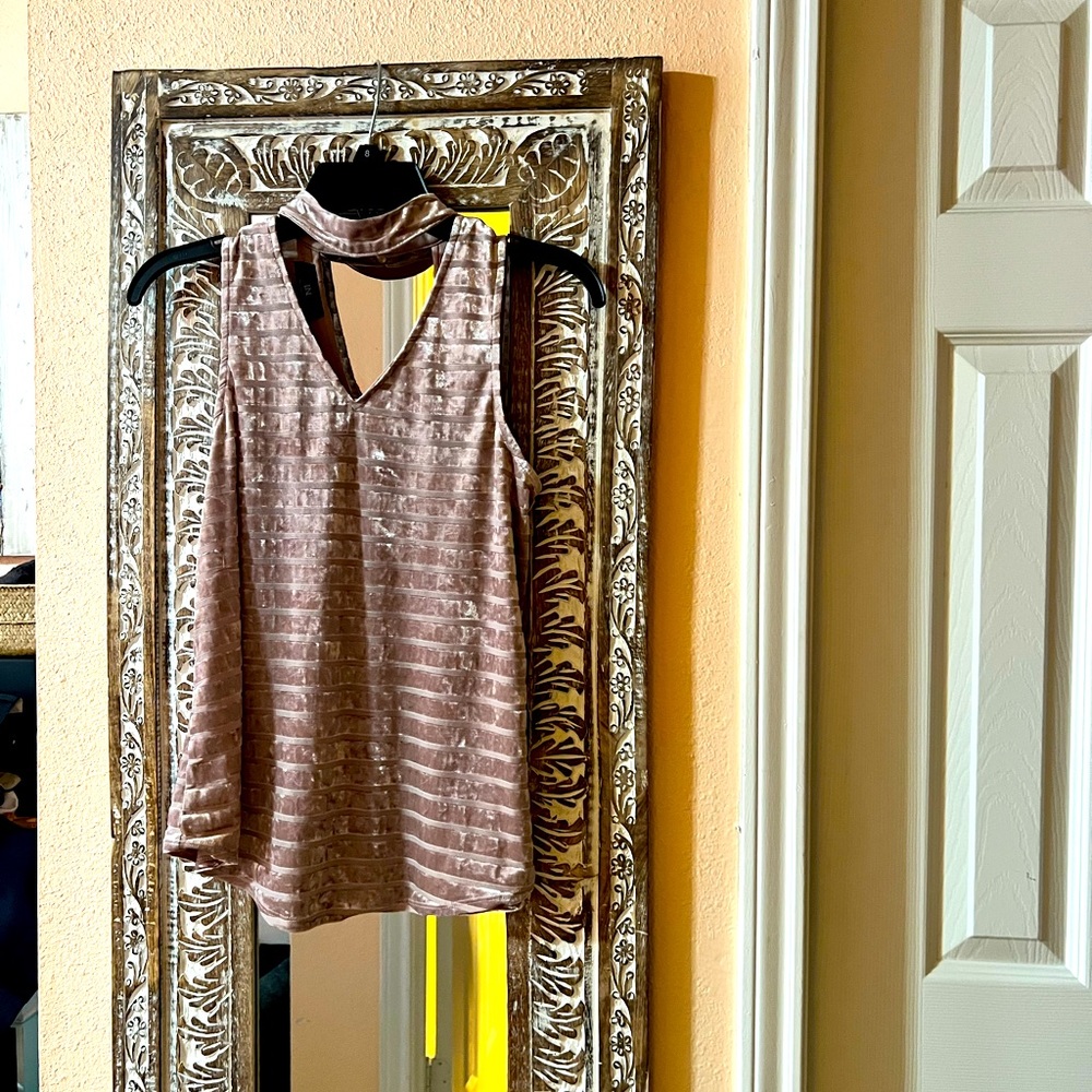 I.N. SAN FRANCISCO PINK VELVET SLEEVELESS BLOUSE IN SIZE SMALL.